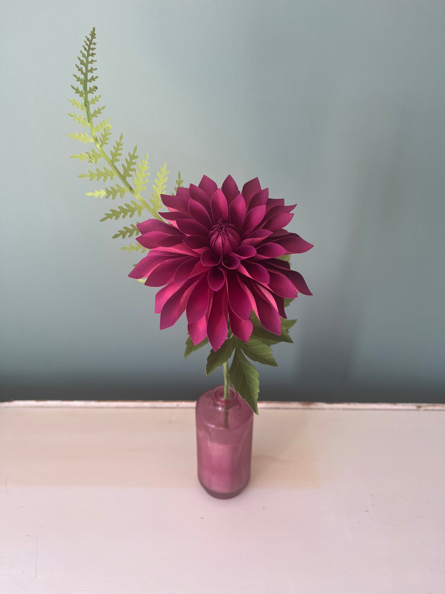 DAHLIA EN PAPIER CERISE BURLAT.