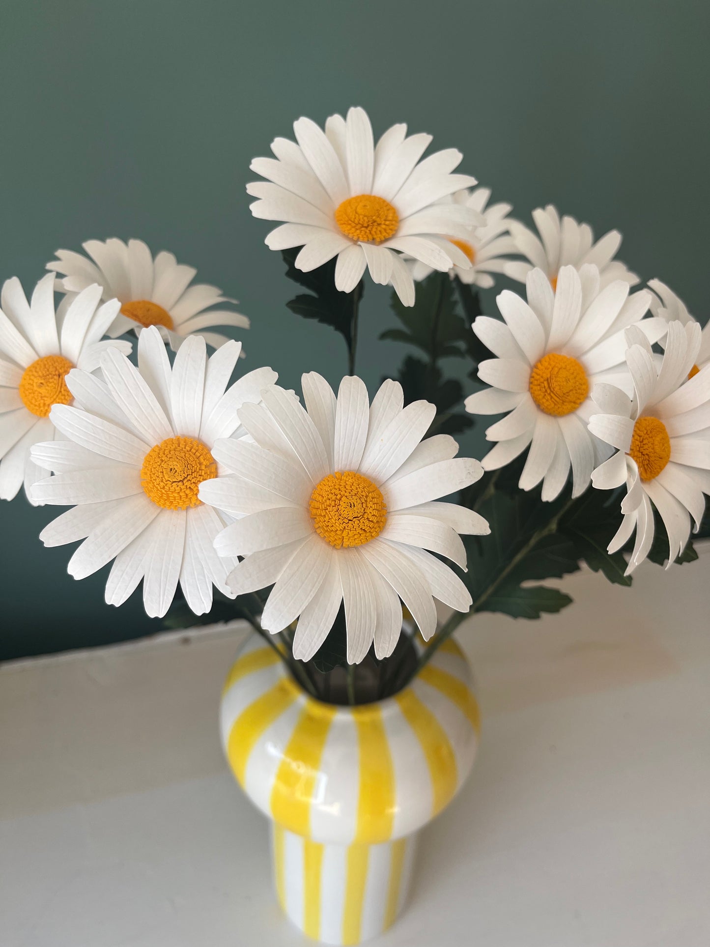 MARGUERITES EN PAPIER.