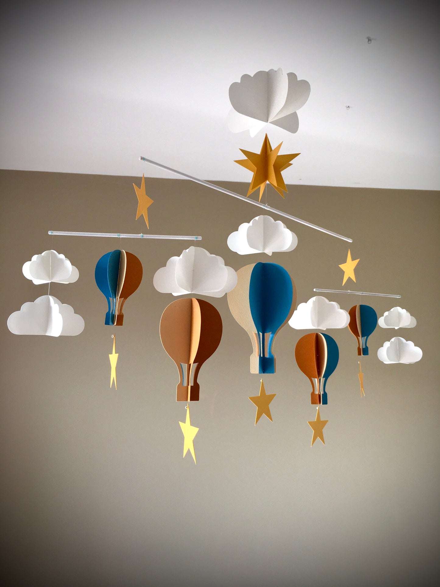 MOBILE BEBE MONTGOLFIERE ET MOUTON