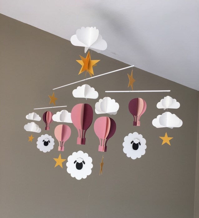 MOBILE BEBE MONTGOLFIERE ET MOUTON